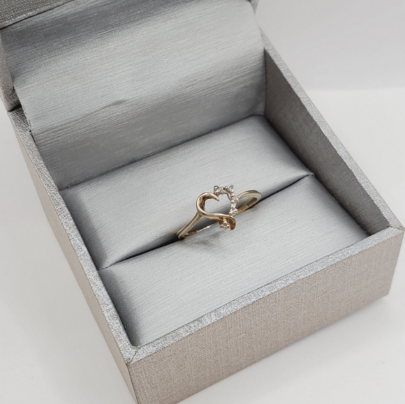 10k Solid Yellow Gold Genuine Round Diamond Heart Ring - Picture 5 of 6